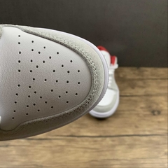 Jordan 1 Low Light Smoke Grey Gym Red na internet