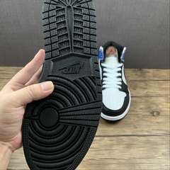 Imagem do Jordan 1 Mid Heat Reactive