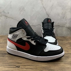 Jordan 1 Mid Black Chile Red White na internet