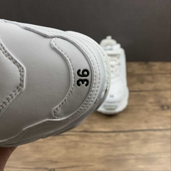 Balenciaga Triple S na internet
