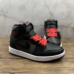 Jordan 1 Retro High Black Satin Gym Red na internet