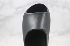 Yeezy Slide Soot na internet