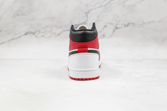 Jordan 1 Mid Chicago (2020) na internet