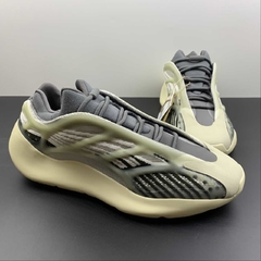 adidas Yeezy 700 V3 Fade Salt na internet
