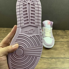 Imagem do Jordan 1 Mid Valentine's Day