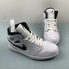 Jordan 1 Mid Reverse Panda na internet