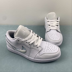 Jordan 1 Low Glitter Swoosh na internet