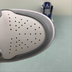 Jordan 1 Mid Cement True Blue na internet