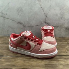 Nike SB Dunk Low Strangelove Skateboards na internet