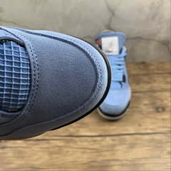 Jordan 4 Retro University Blue na internet