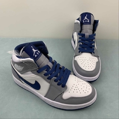 Jordan 1 Mid Cement True Blue na internet