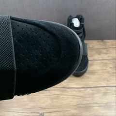 adidas Yeezy Boost 750 Triple Black na internet