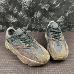 Adidas Yeezy 700 Mauve na internet