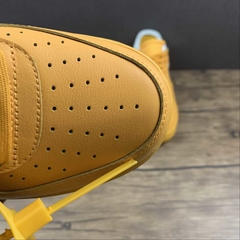 Nike Air Force 1 Low OFF-WHITE University Gold Metallic Silver na internet
