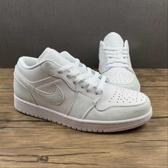 Jordan 1 Low Triple White na internet