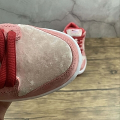 Nike SB Dunk Low Strangelove Skateboards na internet
