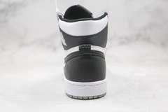 Jordan 1 Retro High Black White na internet