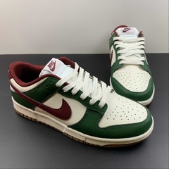 Nike Dunk Low Gorge Green Team Red na internet