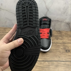 Imagem do Jordan 1 Retro High Black Satin Gym Red