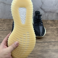 Imagem do adidas Yeezy Boost 350 V2 Carbon