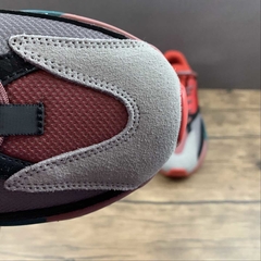 adidas Yeezy Boost 700 Hi-Res Red na internet