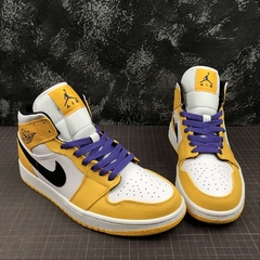 Jordan 1 Mid SE Lakers na internet
