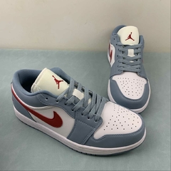 Jordan 1 Low Light Iron Ore/Siren Red na internet
