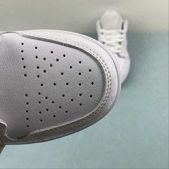 Jordan 1 Low Glitter Swoosh na internet