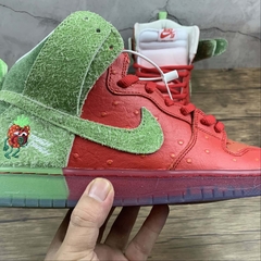Nike SB Dunk High Strawberry Cough - comprar online