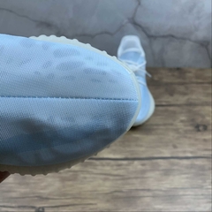 adidas Yeezy Boost 350 V2 Mono Ice na internet