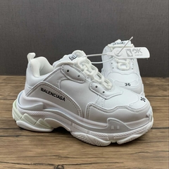 Balenciaga Triple S na internet