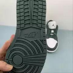 Imagem do Jordan 1 Low Galactic Jade