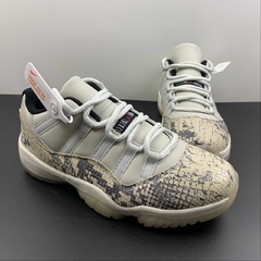 Jordan 11 Retro Low Snake Light Bone na internet