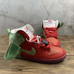 Nike SB Dunk High Strawberry Cough na internet
