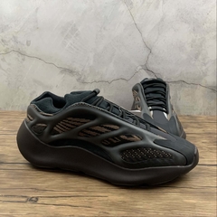 adidas Yeezy 700 V3 Clay Brown na internet