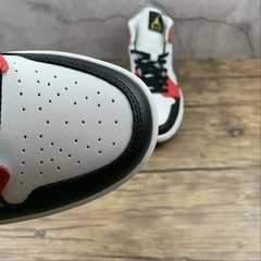 Jordan 1 Mid Let(Her)Man na internet