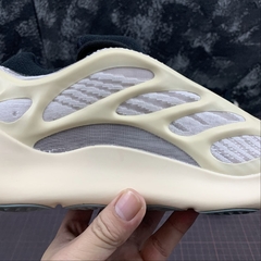 Adidas Yeezy 700 V3 Azael na internet