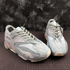 Adidas Yeezy 700 Inertia na internet