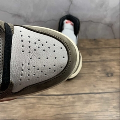Jordan 1 Retro High Travis Scott na internet
