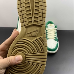 Imagem do Nike Dunk Low Malachite University Gold