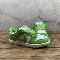 Nike SB Dunk Low Supreme Stars Mean Green na internet