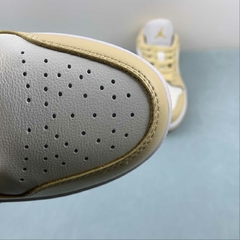 Jordan 1 Low Team Gold na internet