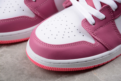 Jordan 1 Low Desert Berry na internet