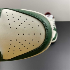 Nike Dunk Low Gorge Green Team Red na internet