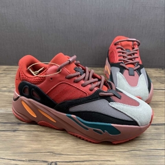 adidas Yeezy Boost 700 Hi-Res Red na internet
