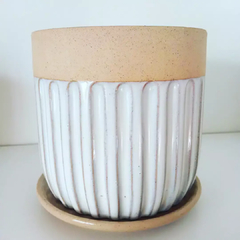 MACETA DISEÑO HELENICO EN GRES CON TEXTURA VERTICAL Y PLATO INCLUIDO / TIENE DRENAJE - PRECIO POR UNIDAD en internet