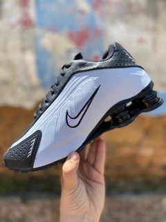 Tênis Nike Shox R4 na internet