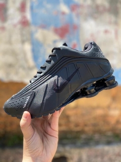 Tênis Nike Shox R4