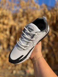 Tênis Nike Air React 270 na internet