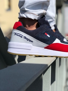 Tênis Tommy Hilfiger Couro Marinho e Vermelho - Triunfo Americano Moda Fashion - Tênis de Qualidade